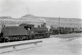 Composición de mercancías remolcada por la locomotora de vapor 040 - 2373 de la serie 040 - 2351 ...