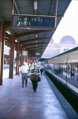 Viajeros en Madrid - Chamartín junto a un Talgo pendular