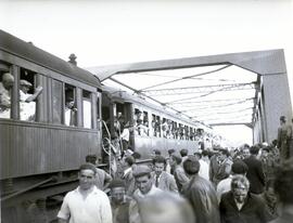 Composición de viajeros compuesta por coches metálicos y de madera en la inauguración del nuevo p...