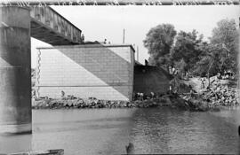 Puente sobre el río Guadalquivir a su paso por Lora del Río, en el km 82,561 de la línea Córdoba-...