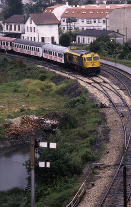 Tren especial decorado con pancartas del PSOE, remolcado por locomotora diésel - eléctrica serie ...