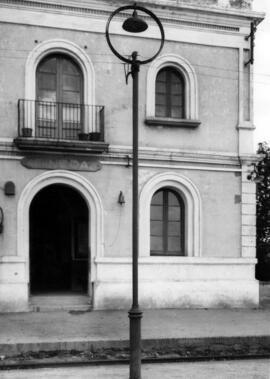 Farola de andén con aro circular en la parte superior