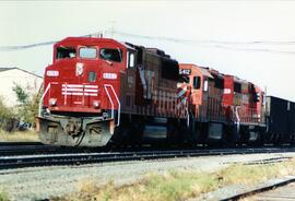 Composición de vagones a su paso por Clinton, Iowa. En cabeza la SOO-6062 (SD60M), la CP-5412 (SD...