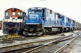 Vista de la locomotora diesel CR-6015 (C39-8) de la Conrail Quality y la Shawmut Line nº 1866, ap...
