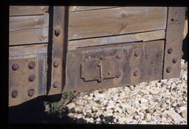 Vagón cerrado nº 1 del Ferrocarril de Ojos Negros a Sagunto, junto a las tolvas del cargadero de ...