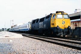 Locomotora diésel - eléctrica 333 - 106 de RENFE, fabricada por MACOSA y pintada en  amarillo y g...