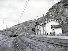 Estación de Malvedo (Lena, Asturias). Vista edificio de viajeros desde las vías.
