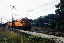 Ogden Dunes. Vista de tres locomotoras GP38-L de South Shore. Serie 2000. La 2002 en cabeza.