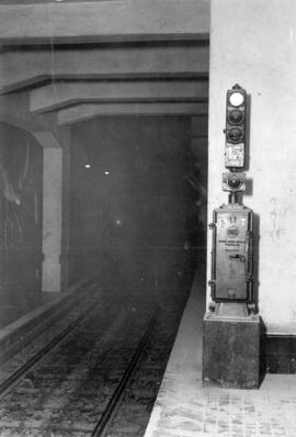 Señal luminosa en la estación de Barcelona-Plaza de Cataluña