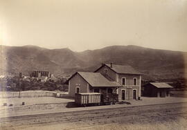 Muelles, edificios de viajeros y retretes de la estación de Llansá