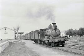 Composición de coches de viajeros remolcada por la locomotora de vapor 130 - 2132 de la serie 130...