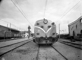 Locomotora eléctrica 277 - 006 de RENFE, ex 7706, detenida en la estación de Reinosa del tramo el...