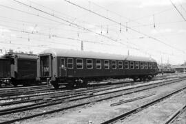 Coche de viajeros de 2ª clase BB 8531 de la serie BB 8501 a 8945 de RENFE, detenido en la estació...