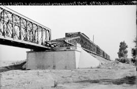 Puente sobre el río Guadalquivir a su paso por Lora del Río, en el km 82,561 de la línea Córdoba-...