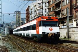 Unidades eléctricas serie 446 construidas por Construcciones y Auxiliar de Ferrocarriles (CAF) y ...