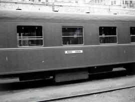 Coche de viajeros de la serie 5000 de RENFE, con placa de trayecto o destino Madrid-Hendaya, en l...