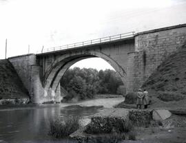 Puente de hormigón Henares I sobre el río Sorbe, situado en el km 80,829 de la línea de Madrid a ...