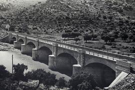 Puente de hormigón con 6 ojos de luz en la línea Madrid-Badajoz