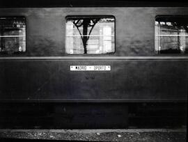 Coche de viajeros de la serie 5000 de RENFE, con placa de trayecto o destino Madrid-Oporto, en la...