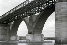 Sustitución del antiguo puente metálico de 11 tramos y 570,80 m sobre el río Guadiana, con vigas ...