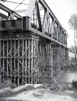 Sustitución del antiguo puente metálico sobre el río Duero, en las proximidades del km 237,514 de...