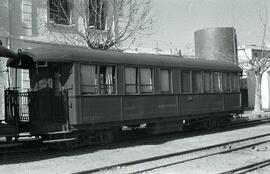 Coche de viajeros clase preferente correo de Ferrocarriles por el Estado, detenido en la estación...