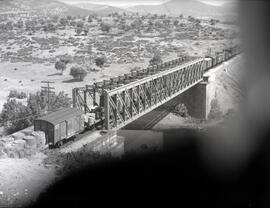 Puente metálico de un tramo y 55 m, con vigas tipo Linville. Situado en el km 285,058 de la línea...