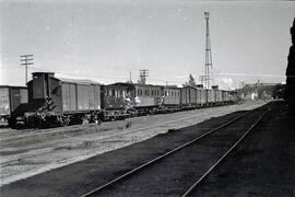 Composición de mercancías remolcada por locomotora de vapor 030 - 2055 de RENFE, (ex MZA 70) y fa...