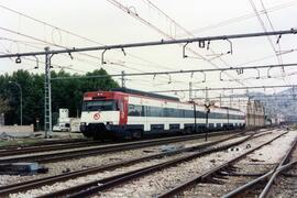 Unidades eléctricas serie 446 construidas por Construcciones y Auxiliar de Ferrocarriles (CAF) y ...