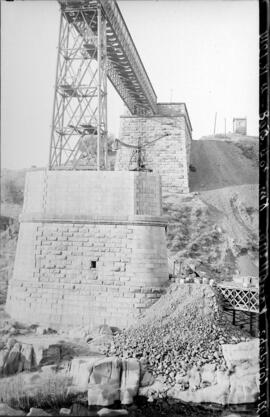 Puente o viaducto de Vadollano, de tres tramos, en el km 304,508 de la línea de Manzanares a Córd...