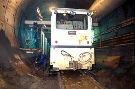 Vista frontal de la tuneladora y personal trabajando en la estación “Mar de Cristal” del Metro de...