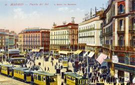 Vista de parte de la Puerta del Sol de Madrid y de varios tranvías