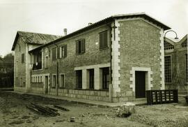 Edificio auxiliar con tres viviendas para persobnal en en el depósito de Cajo en la línea de Vent...