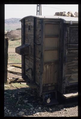 Vagón cerrado nº 1 del Ferrocarril de Ojos Negros a Sagunto, junto a las tolvas del cargadero de ...