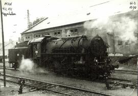 Locomotora de vapor 411.141 de los Ferrocarriles Estatales Húngaros (MAV), detenida en la estació...