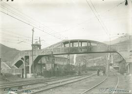 Paso superior en la entrada a la estación de Ujo de la línea de León a Gijón