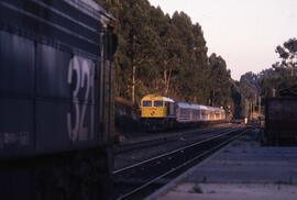 Costa Galicia de la línea de La Coruña a Vigo, remolcado por locomotora diésel - eléctrica 319 - ...