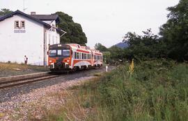 Automotor diésel del servicio TRD (Tren Regional Diésel) de Monforte a La Coruña, detenido en la ...