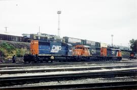 Vista de las locomotoras diésel estacionadas en Clearing Yark nº CN (DWP)-5902 (SD40), CN-5371 (S...