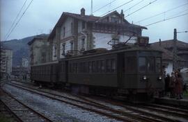 Automotor eléctrico nº 5 del Ferrocarril del Urola (Zumaya a Zumárraga), detenido en la estación ...