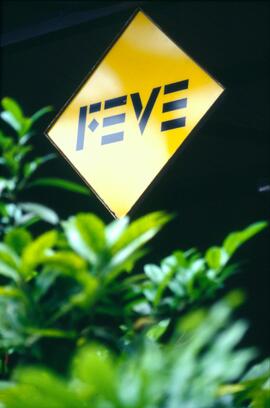 Vista en primer plano del logotipo de FEVE en la estación de Santander