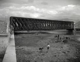 Puente metálico de un tramo y 74 m sobre el río Guadalmedina, con vigas tipo Linville, y situado ...