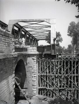 Sustitución del antiguo puente metálico sobre el río Duero, en las proximidades del km 237,514 de...