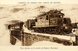 Composición de viajeros remolcada por locomotora eléctrica en la sección de Pajares de la línea d...