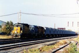 Vista de las locomotoras CNW-6819 (SD40-2), EMD-763 y UP-1740 (GP15-1), a la cabeza de una compos...