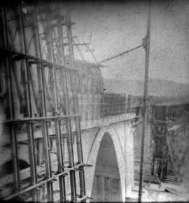 Puente de Matarraña, situado en el km 148,850 de la línea de Zaragoza a Barcelona, entre los muni...