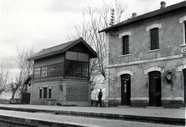 Estación de Azanaque, situada en el km 524,719 de la línea de Córdoba a Sevilla, dentro del munic...