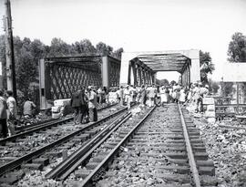 Sustitución del antiguo puente metálico sobre el río Duero, en las proximidades del km 237,514 de...