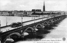 El puente de piedra y al fondo la Iglesia de St. Michel, Burdeos.