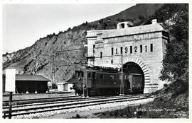 Vista de un tren atravesando el túnel ferroviario de Simplon a la salida de la estación de la loc...